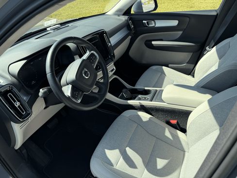 Used 2020 Volvo XC40 T5 Momentum w/ Premium Package image 12