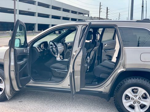 Used 2016 Jeep Grand Cherokee Laredo w/ Quick Order Package 23E image 13