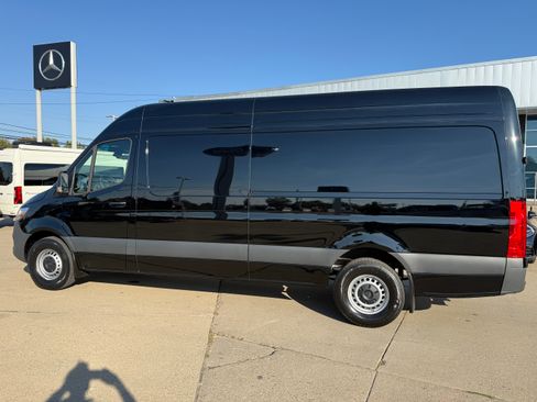 Used 2025 Mercedes-Benz Sprinter 2500 image 11