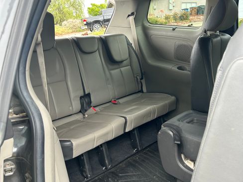 Used 2017 Kia Sedona LX w/ LX Essentials Premium Package image 11