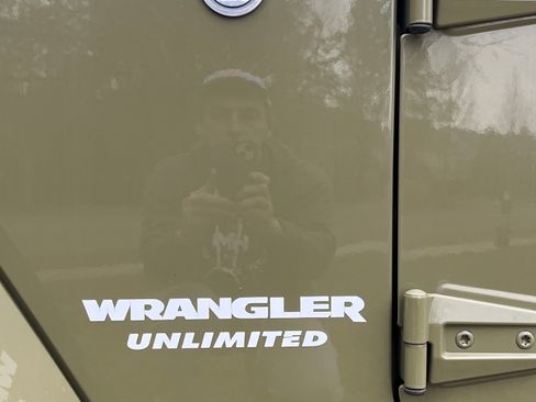 Used 2013 Jeep Wrangler Unlimited Rubicon w/ Connectivity Group image 2