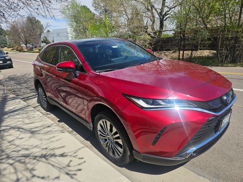 Used 2023 Toyota Venza Limited image 2