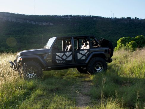 Used 2018 Jeep Wrangler Unlimited Sahara w/ Cold Weather Group AWD/4WD image 16
