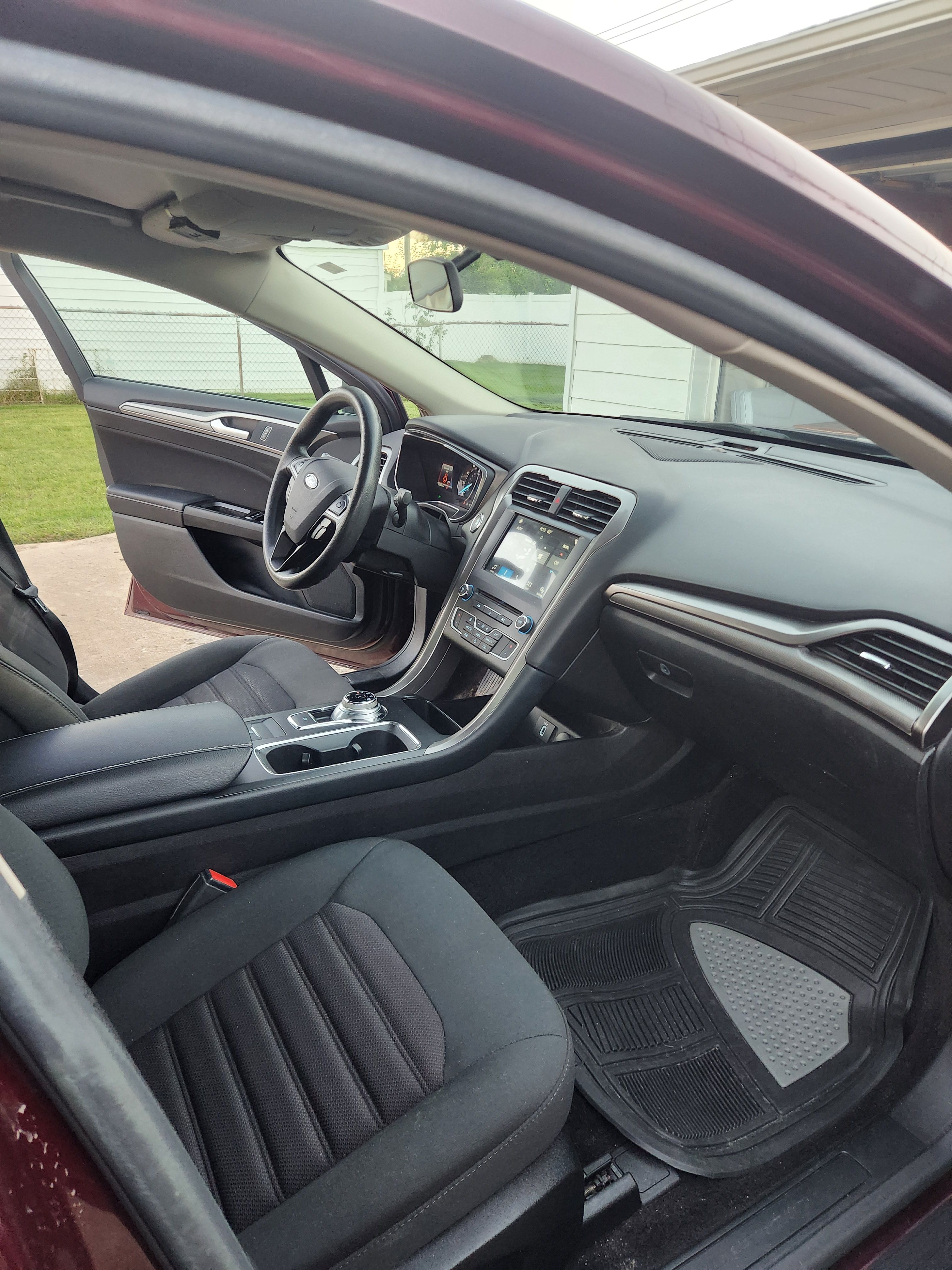 Used 2017 Ford Fusion SE w/ Fusion SE Technology Package FWD image 5
