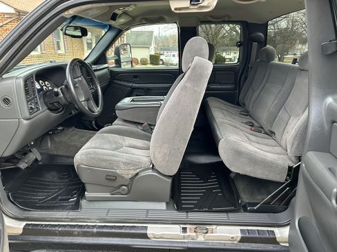 Used 2005 Chevrolet Silverado 2500 LS w/ Snow Plow Prep Package image 4