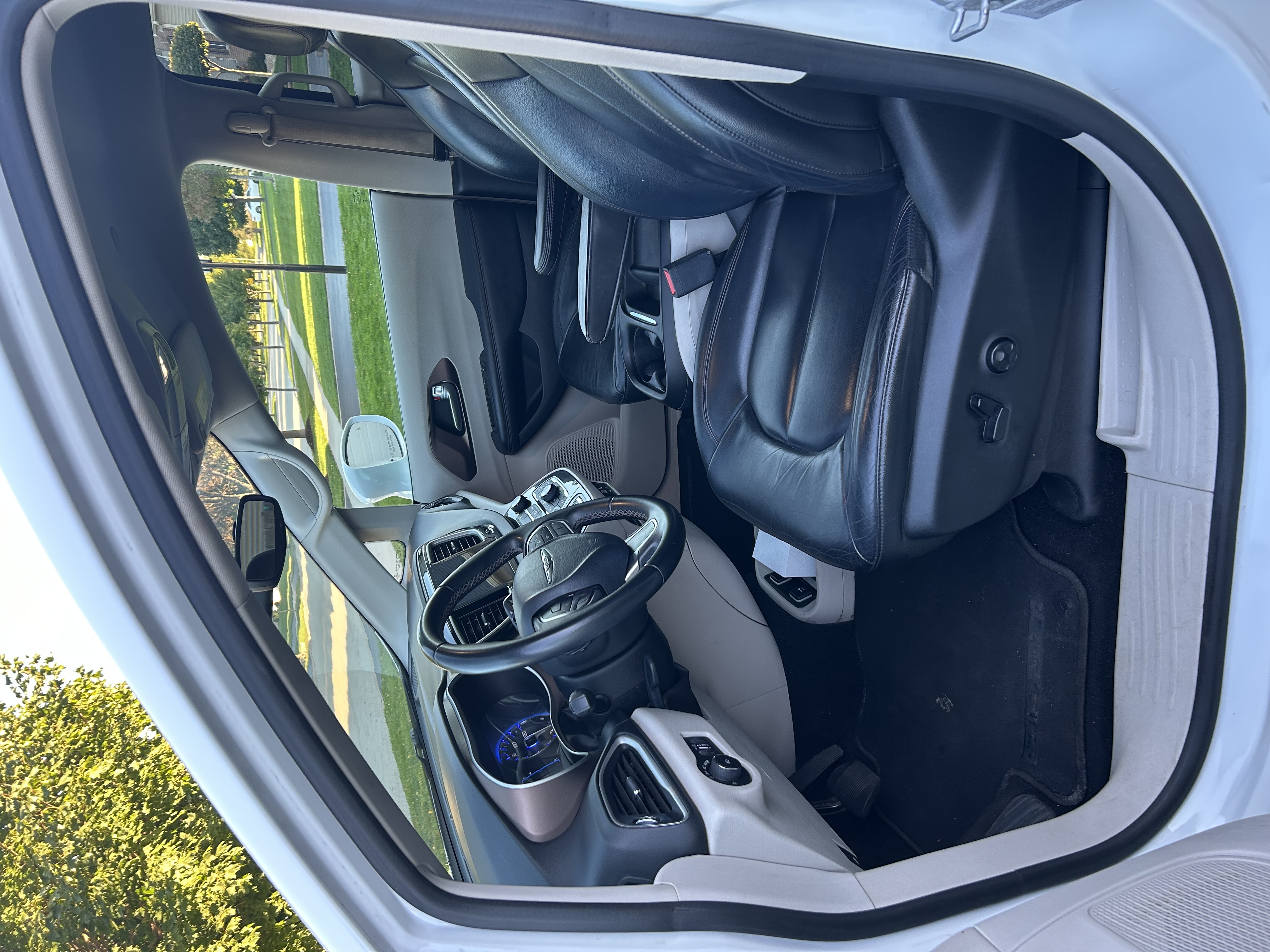 Used 2017 Chrysler Pacifica Touring-L FWD image 5