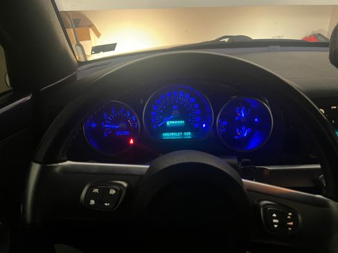 Used 2004 Chevrolet SSR w/ Preferred Equipment Group RWD image 8