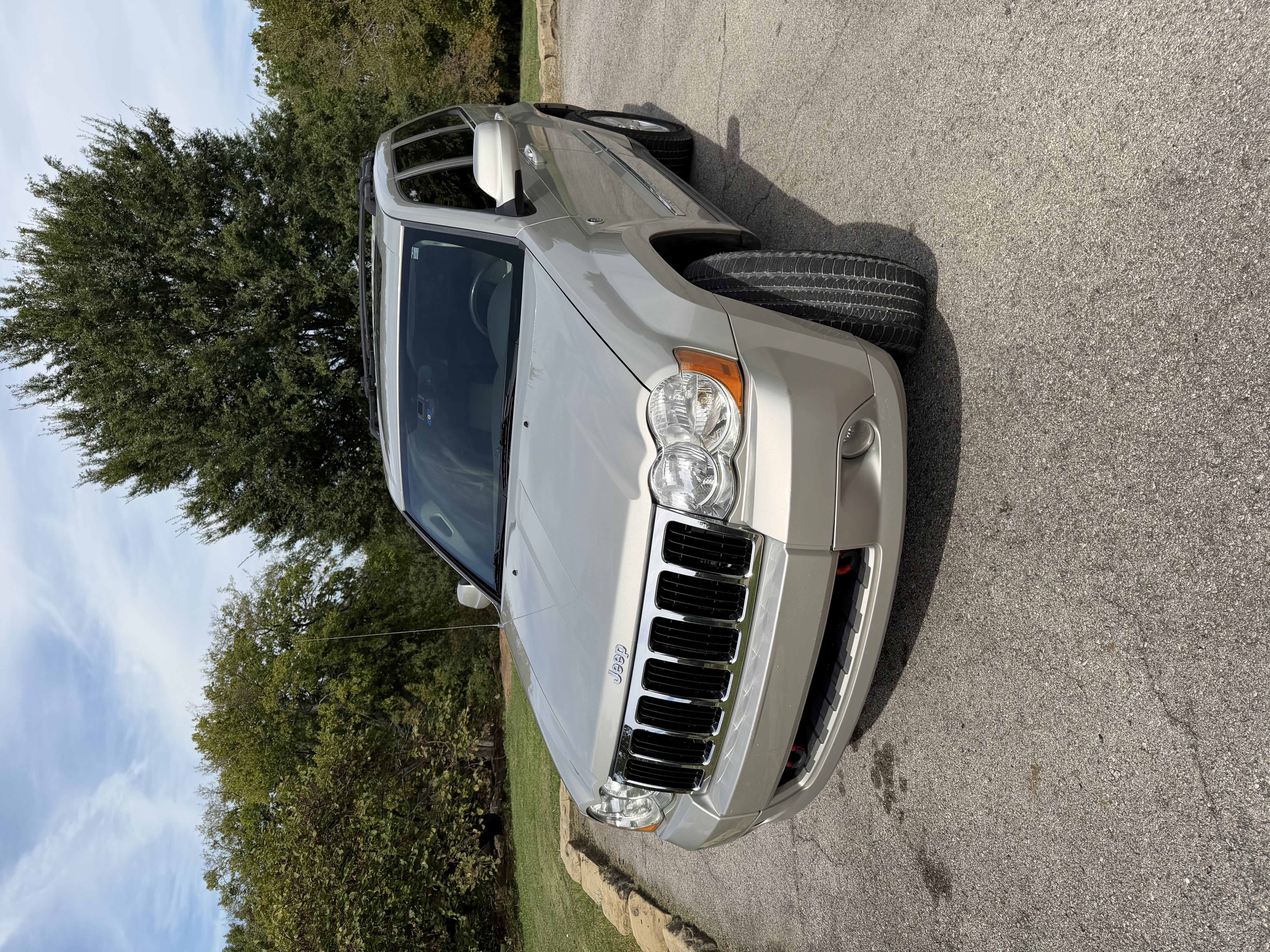Used 2008 Jeep Grand Cherokee Limited w/ Trailer Tow Group IV AWD/4WD image 2