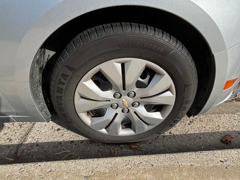 Used 2013 Chevrolet Cruze LS image 14