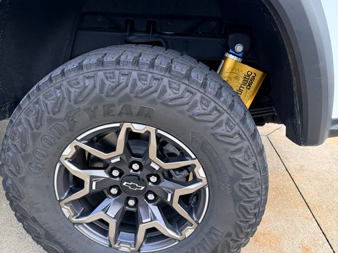 Used 2024 Chevrolet Colorado ZR2 w/ Safety Package image 11