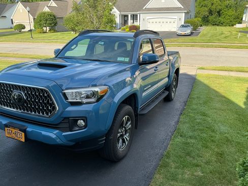 Used 2019 Toyota Tacoma TRD Sport AWD/4WD image 4