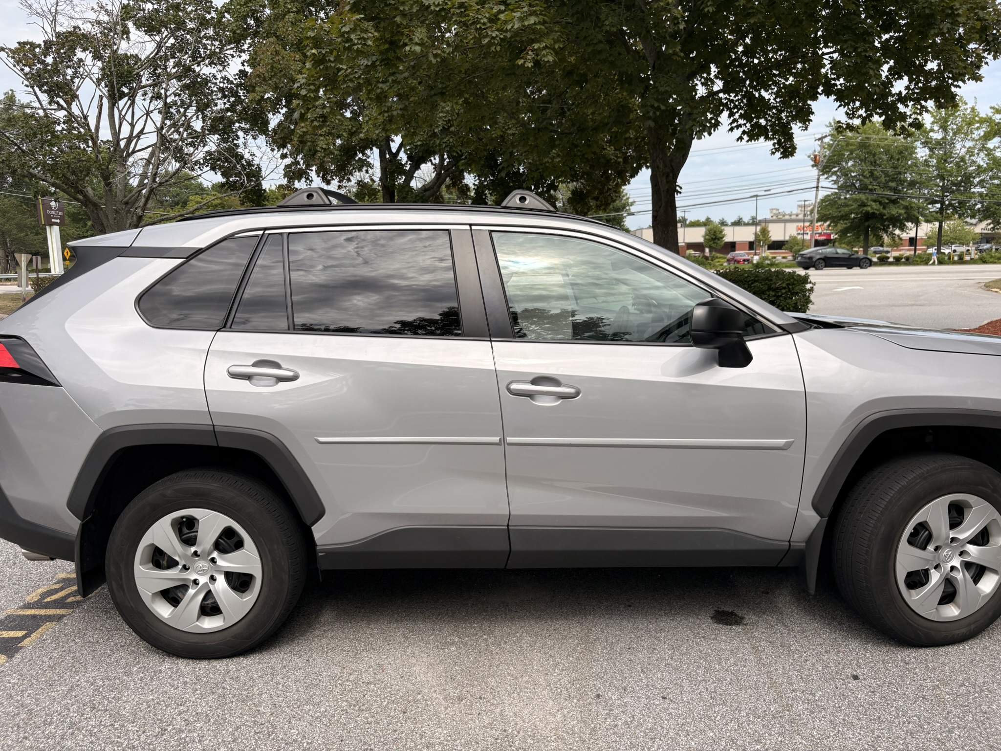 Used 2021 Toyota RAV4 LE w/ Carpet Mat Package (TMS) AWD/4WD image 18