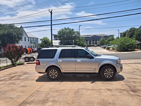Used 2017 Ford Expedition XLT image 4