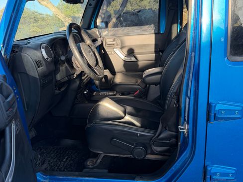 Used 2015 Jeep Wrangler Unlimited Rubicon w/ Connectivity Group AWD/4WD image 9