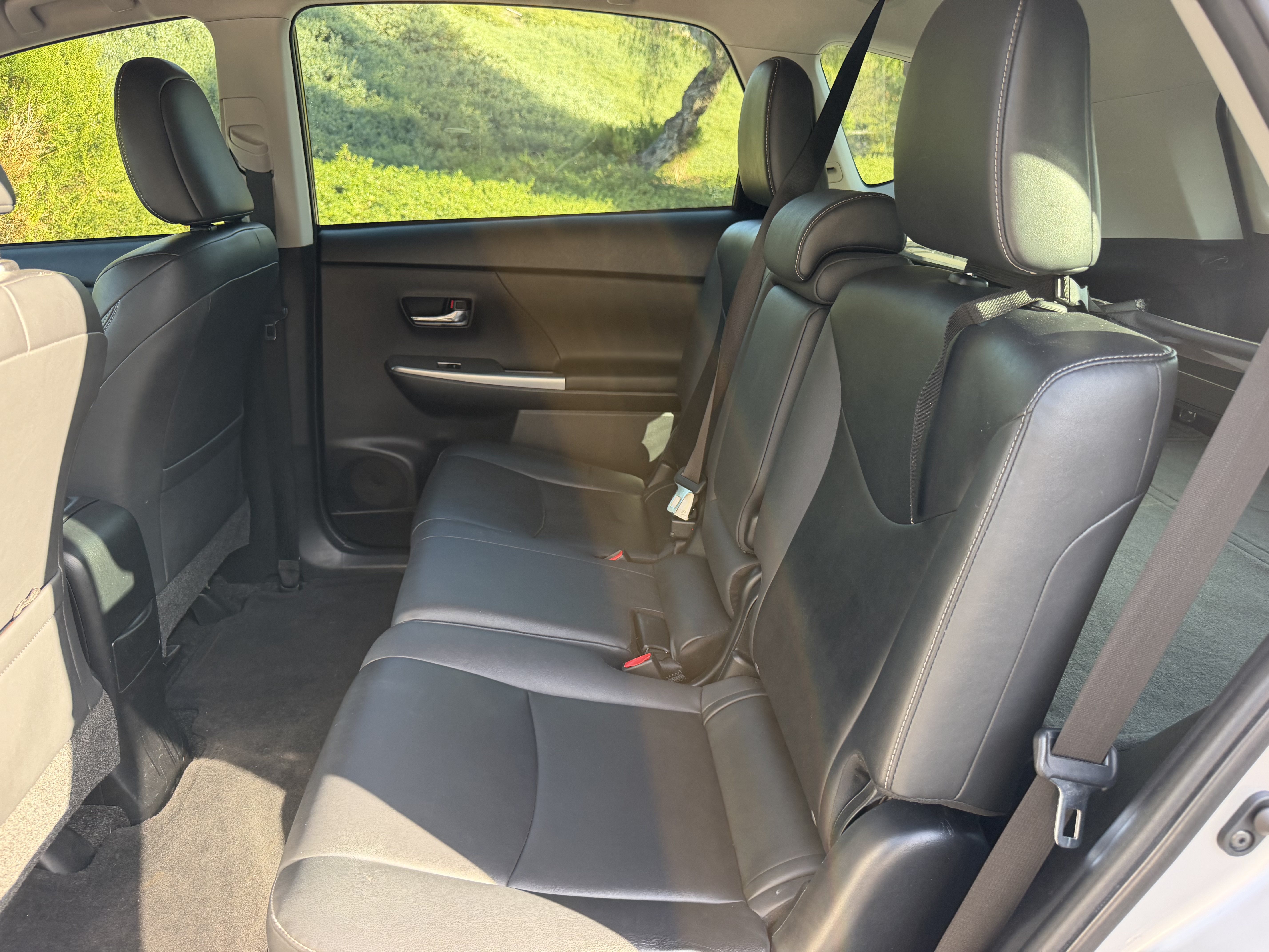 Used 2017 Toyota Prius V Four w/ Carpet Mat Package FWD image 8