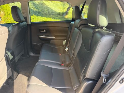 Used 2017 Toyota Prius V Four w/ Carpet Mat Package FWD image 8