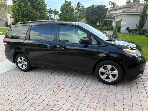 Used 2013 Toyota Sienna LE image 2