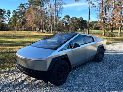 Used 2024 Tesla Cybertruck AWD Crew Cab image 15