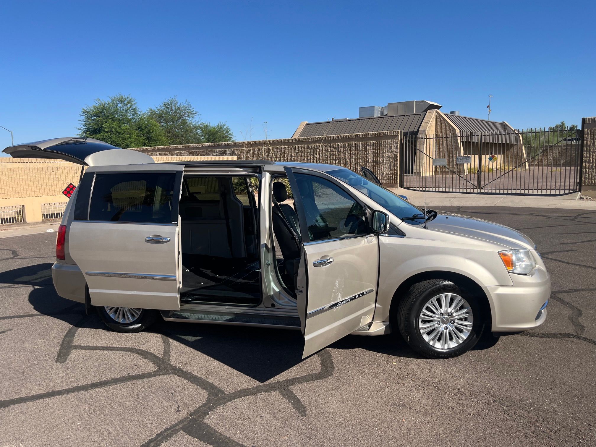 Used 2013 Chrysler Town & Country Touring-L w/ Premium Group FWD image 15