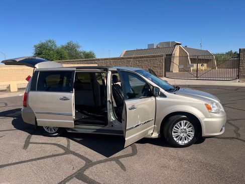 Used 2013 Chrysler Town & Country Touring-L w/ Premium Group FWD image 15