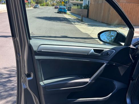 Used 2019 Volkswagen e-Golf SEL Premium image 18