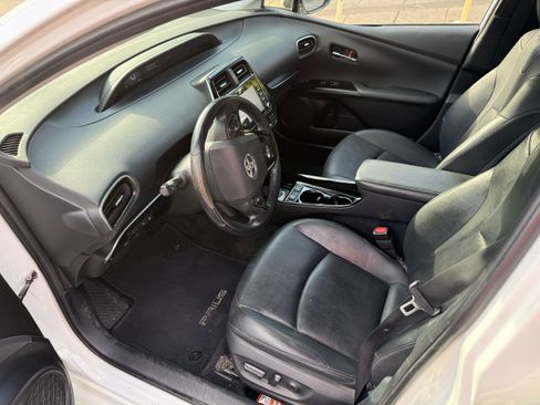 Used 2021 Toyota Prius XLE image 17