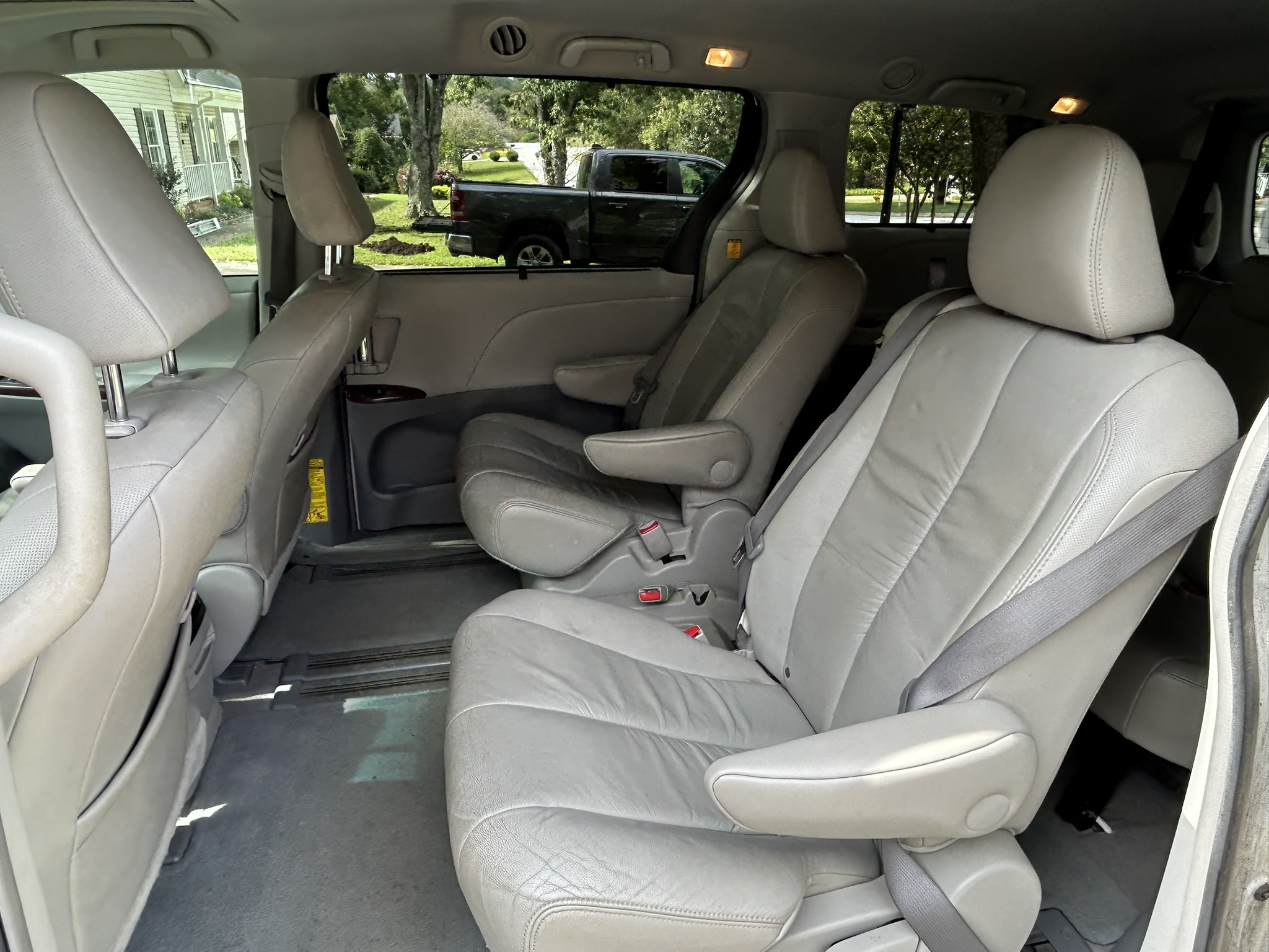 Used 2011 Toyota Sienna XLE FWD image 16