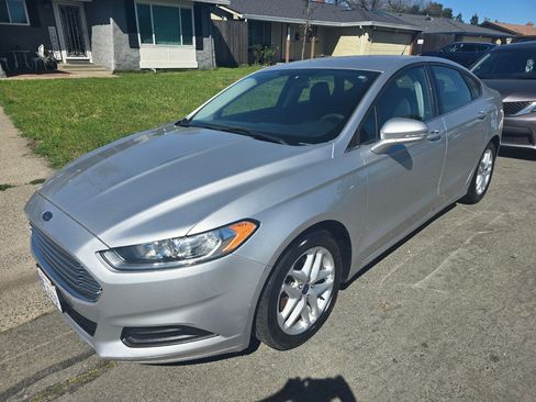Used 2016 Ford Fusion SE image 2
