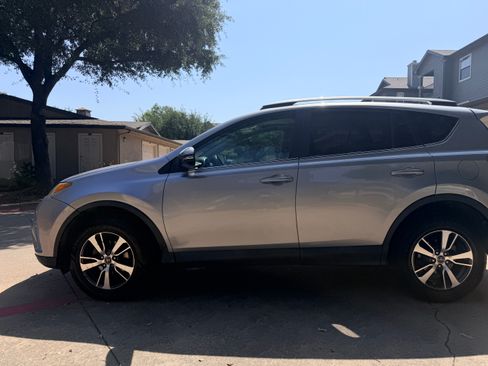 Used 2017 Toyota RAV4 XLE FWD image 1