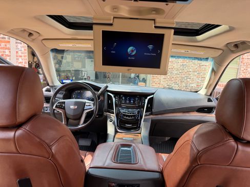 Used 2020 Cadillac Escalade Premium Luxury w/ Escalade Sport Edition AWD/4WD image 25
