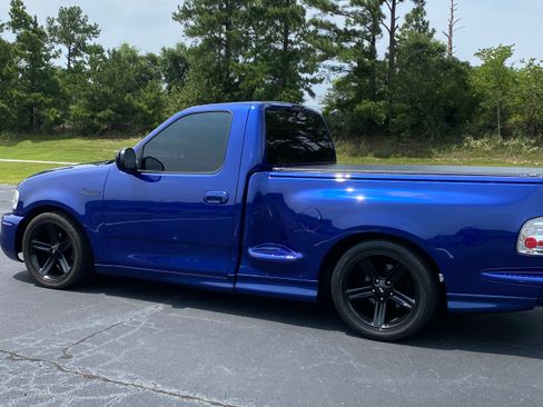 Used 2004 Ford F150 Lightning RWD image 9