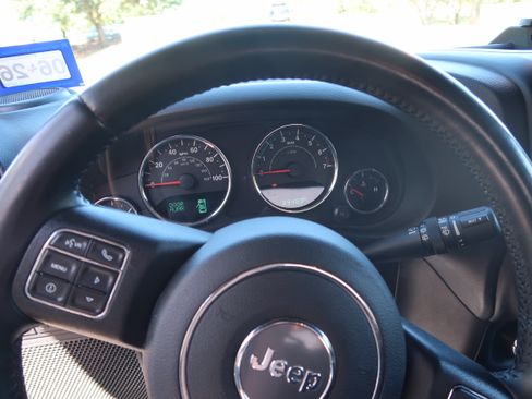 Used 2017 Jeep Wrangler Unlimited Rubicon w/ Connectivity Group image 13