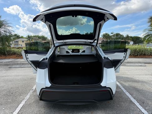 Used 2026 Tesla Model Y Long Range image 16