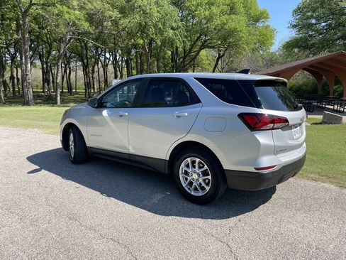 Used 2022 Chevrolet Equinox LS image 4
