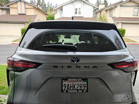 Used 2022 Toyota Sienna XLE image 8