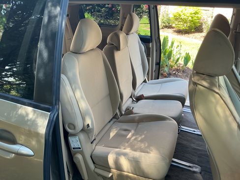Used 2016 Kia Sedona LX w/ Option Group 020 FWD image 16