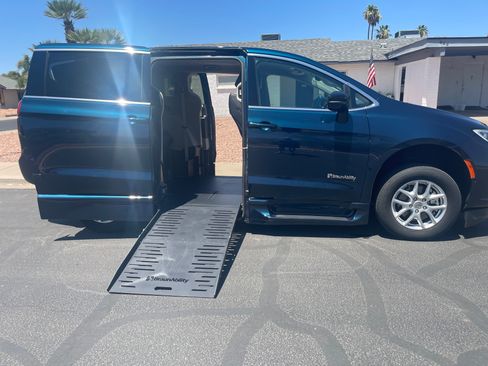 Used 2024 Chrysler Pacifica Touring-L FWD image 2