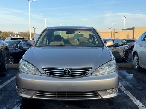 Used 2005 Toyota Camry LE image 2