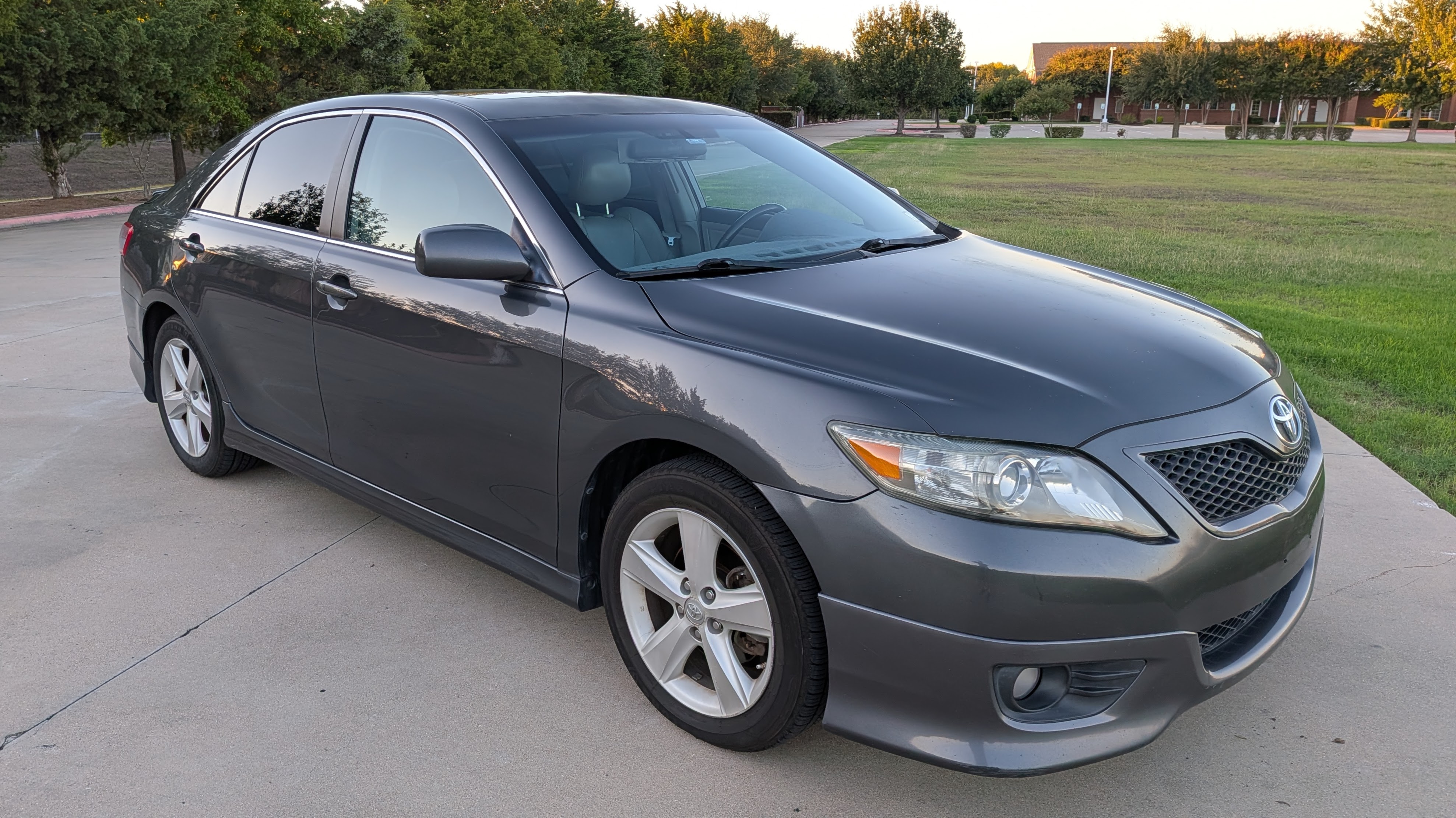 Used 2011 Toyota Camry SE w/ Sport Leather Pkg FWD image 4