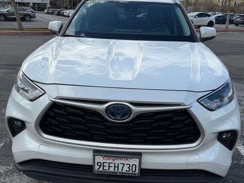 Used 2023 Toyota Highlander XLE image 4