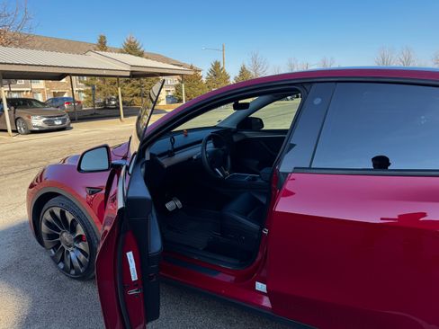 Used 2023 Tesla Model Y Performance image 6