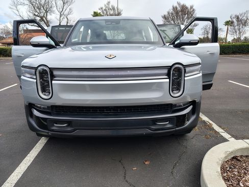 Used 2025 Rivian R1T Adventure image 5