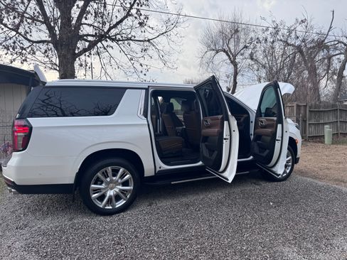 Used 2024 Chevrolet Suburban High Country w/ Advanced Technology Package image 5