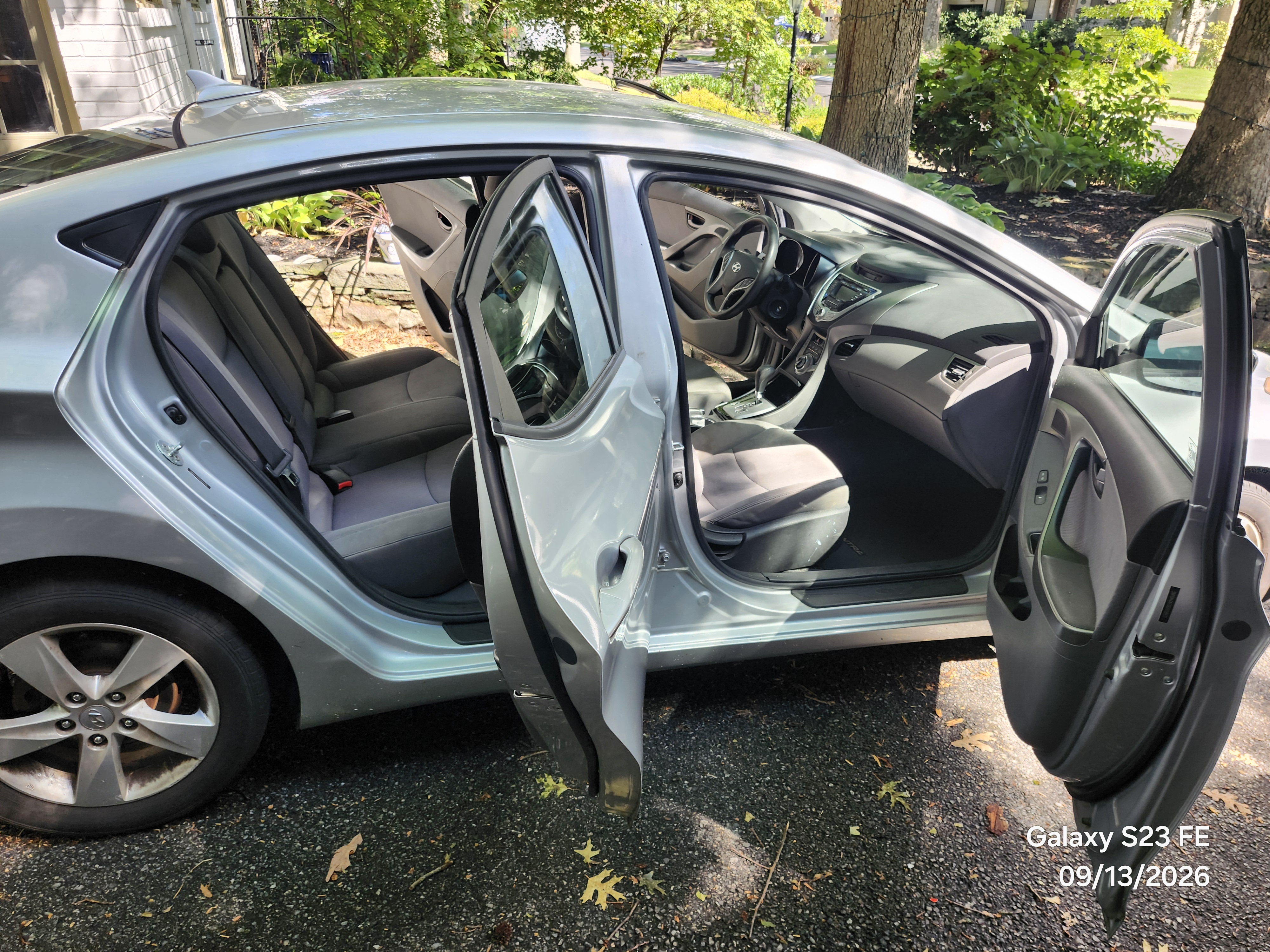 Used 2012 Hyundai Elantra GLS w/ Preferred Pkg 3 FWD image 2