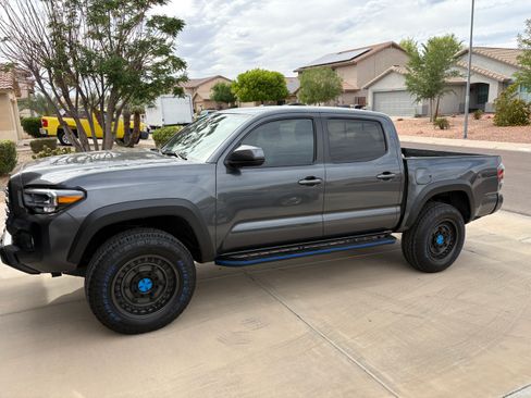 Used 2023 Toyota Tacoma TRD Off-Road image 2