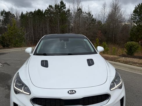 Used 2018 Kia Stinger Premium image 2