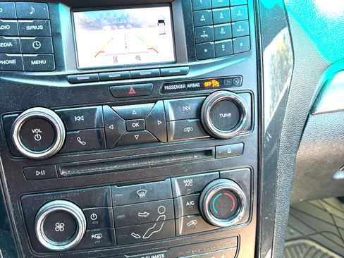 Used 2017 Ford Explorer XLT image 5