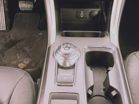 Used 2018 Ford Fusion SE w/ Fusion SE Technology Package image 9