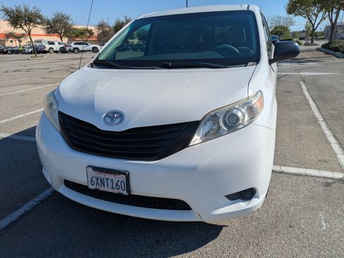 Used 2013 Toyota Sienna L w/ Towing Pkg image 2