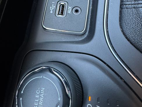 Used 2019 Jeep Cherokee Latitude w/ Cold Weather Group image 19